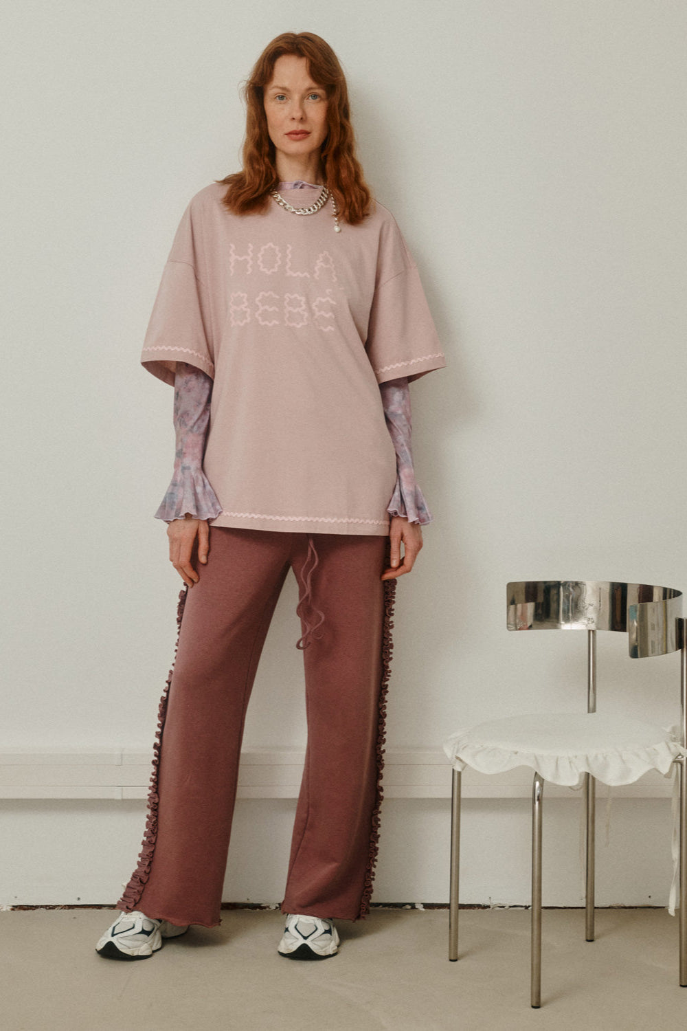 GOA Studio’s 'Hola Bebé' T-shirt – a playful, relaxed-fit tee with a bold 'Hola Bebé' print, radiating charm and cheeky energy. T-shirt 'Hola Bebé' od GOA Studio – figlarna koszulka o luźnym kroju z odważnym napisem 'Hola Bebé', pełna uroku i zadziornej energii.