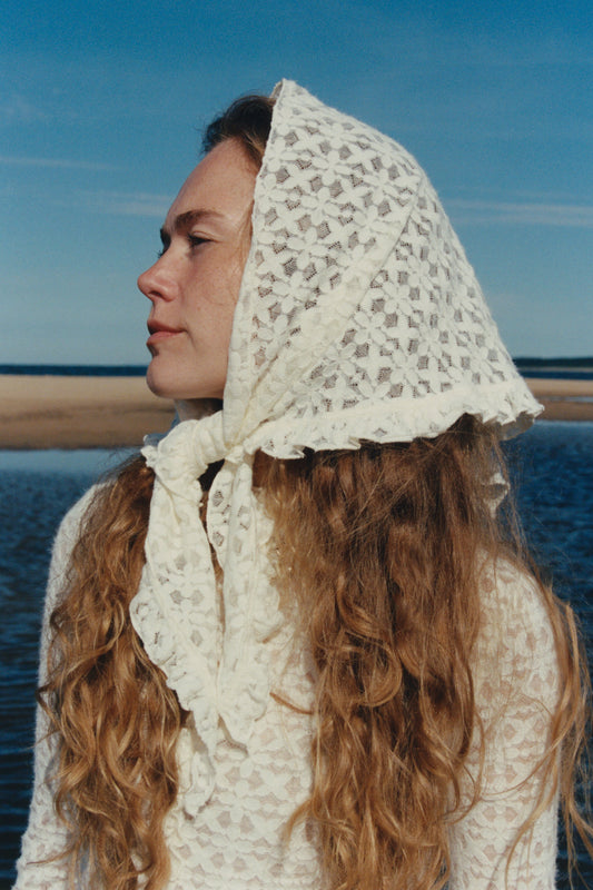 Jedwabna chustka 'Encaje Flores' od GOA Studio – elegancki, lekki dodatek z delikatnym, kwiatowym nadrukiem i subtelnym motywem koronki, inspirowany romantycznym latem. GOA Studio’s 'Milagros Encaje' silk scarf – a delicate and romantic accessory with lace-inspired details and symbolic motifs, perfect for layering or tying around the neck or hair