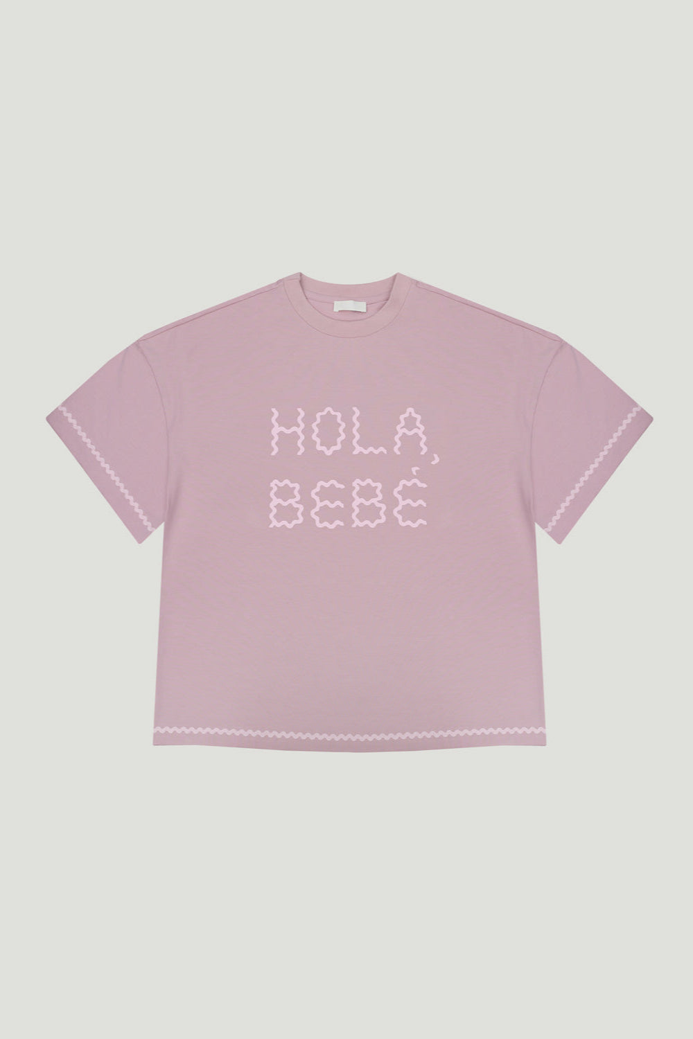 GOA Studio’s 'Hola Bebé' T-shirt – a playful, relaxed-fit tee with a bold 'Hola Bebé' print, radiating charm and cheeky energy. T-shirt 'Hola Bebé' od GOA Studio – figlarna koszulka o luźnym kroju z odważnym napisem 'Hola Bebé', pełna uroku i zadziornej energii. różowy t-shirt jak She is sunday