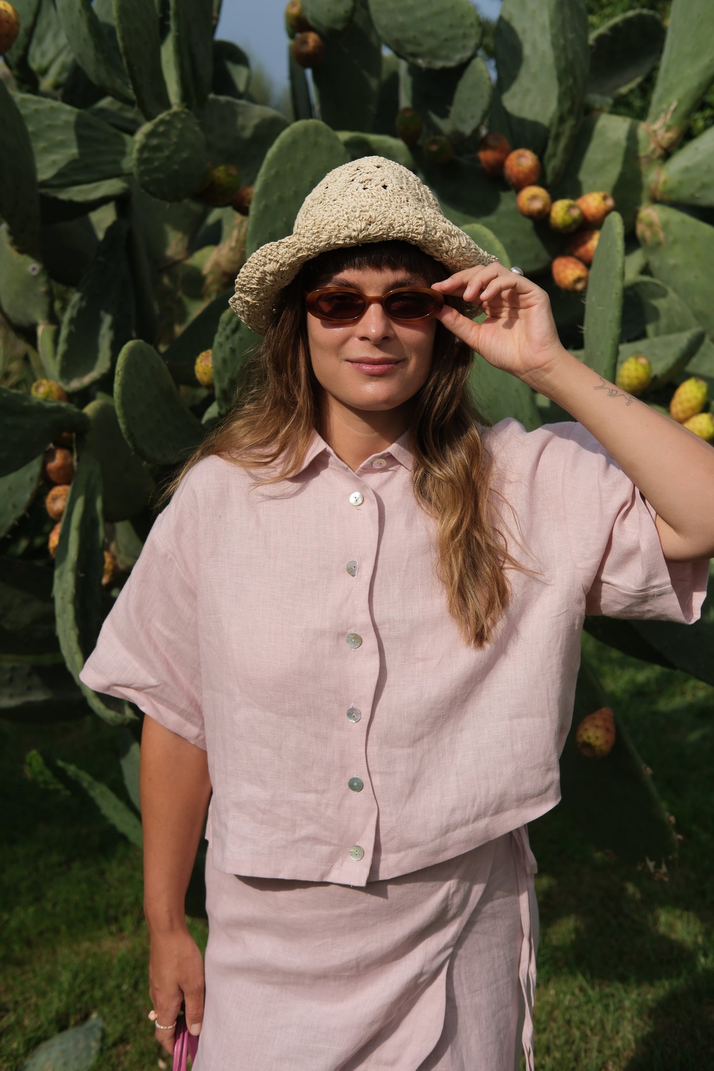 BEBE linen shirt with a wavy button-up and collar