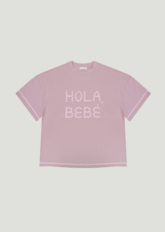 GOA Studio’s 'Hola Bebé' T-shirt – a playful, relaxed-fit tee with a bold 'Hola Bebé' print, radiating charm and cheeky energy. T-shirt 'Hola Bebé' od GOA Studio – figlarna koszulka o luźnym kroju z odważnym napisem 'Hola Bebé', pełna uroku i zadziornej energii. różowy t-shirt jak She is sunday