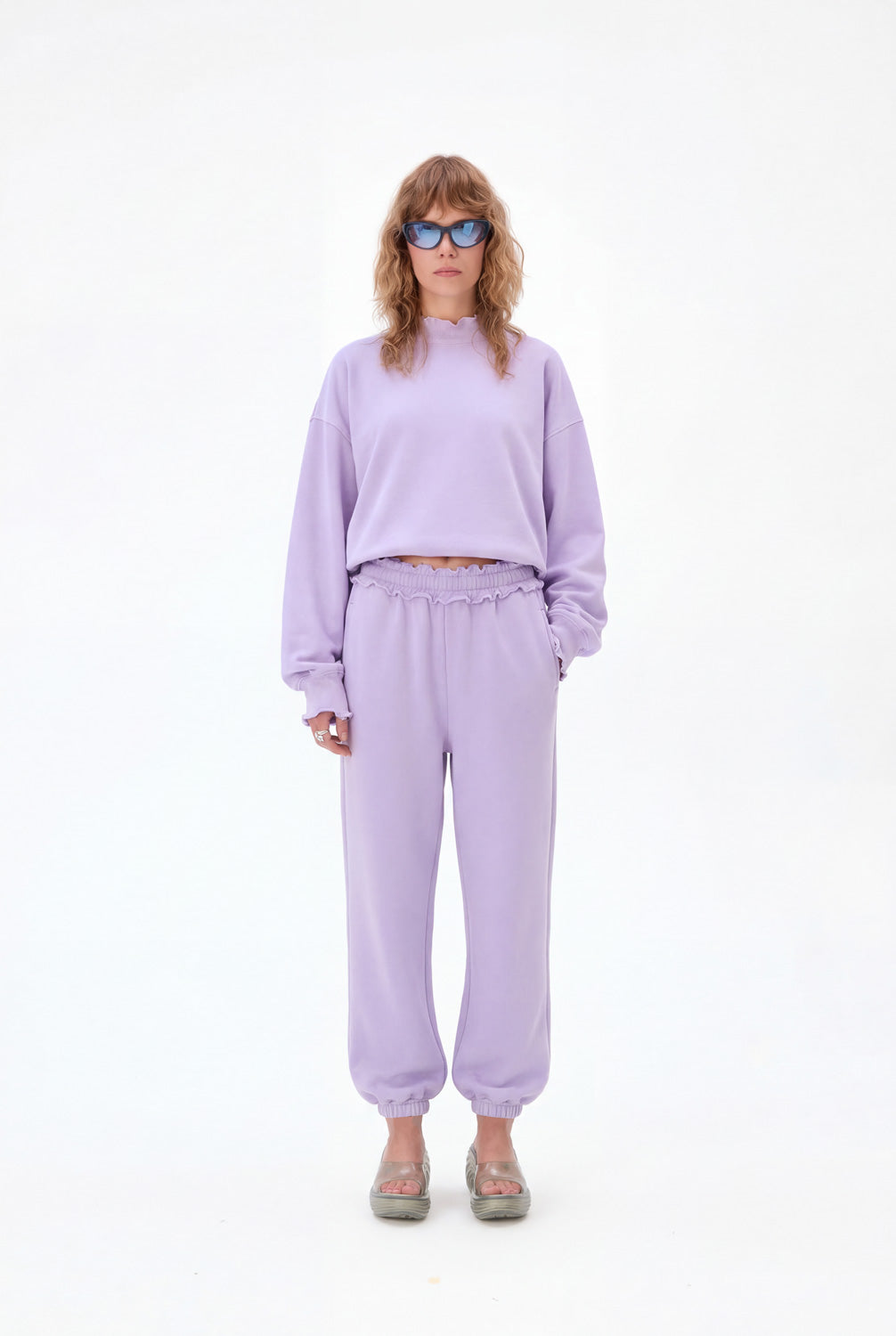 Lawendowe spodnie dresowe z wysokim stanem, marszczoną talią i nogawkami ze ściągaczem.