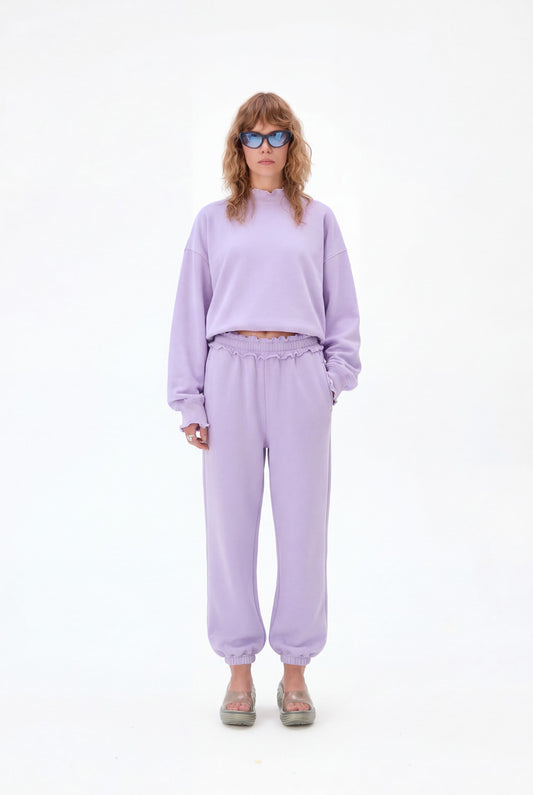 Lawendowe spodnie dresowe z wysokim stanem, marszczoną talią i nogawkami ze ściągaczem.